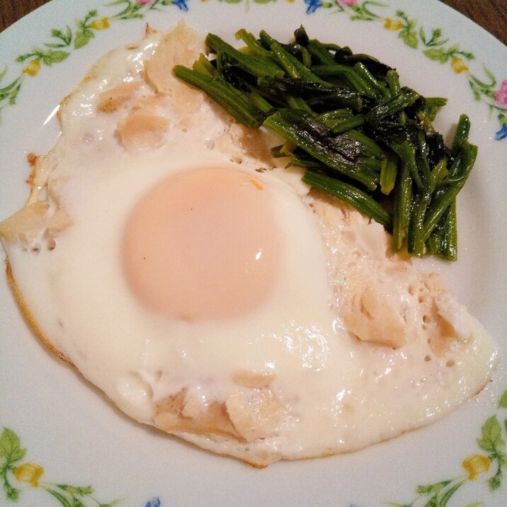 ほうれん草とサラダチキンの目玉焼き